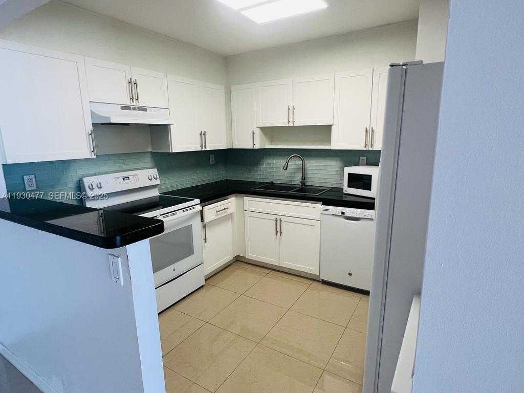 Small Image of 1450 BRICKELL BAY DR #1606, Miami Number 5