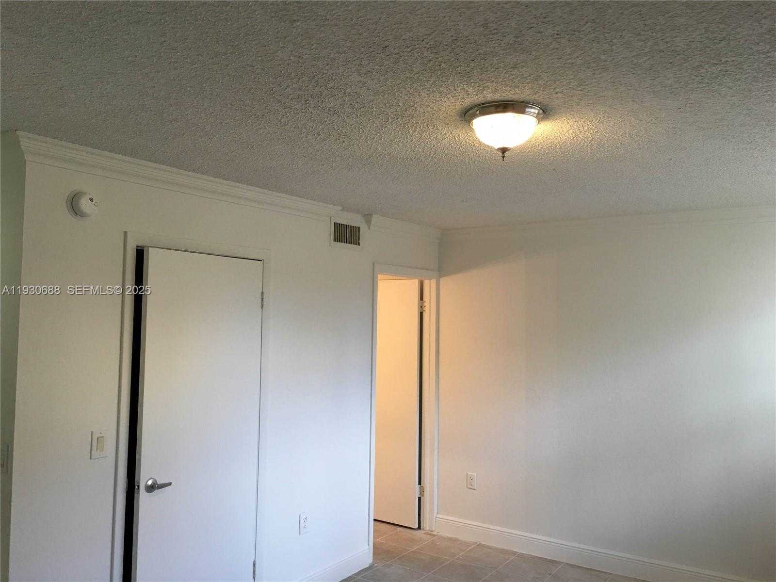 Small Image of 8255 LAKE DR #206, Doral Number 13