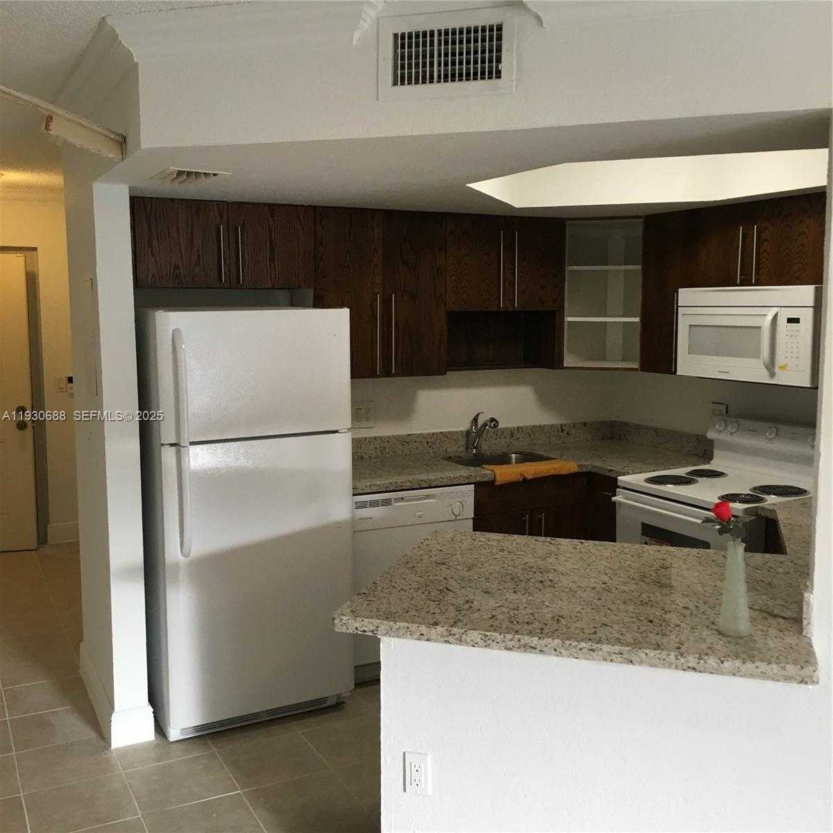 Small Image of 8255 LAKE DR #206, Doral Number 16