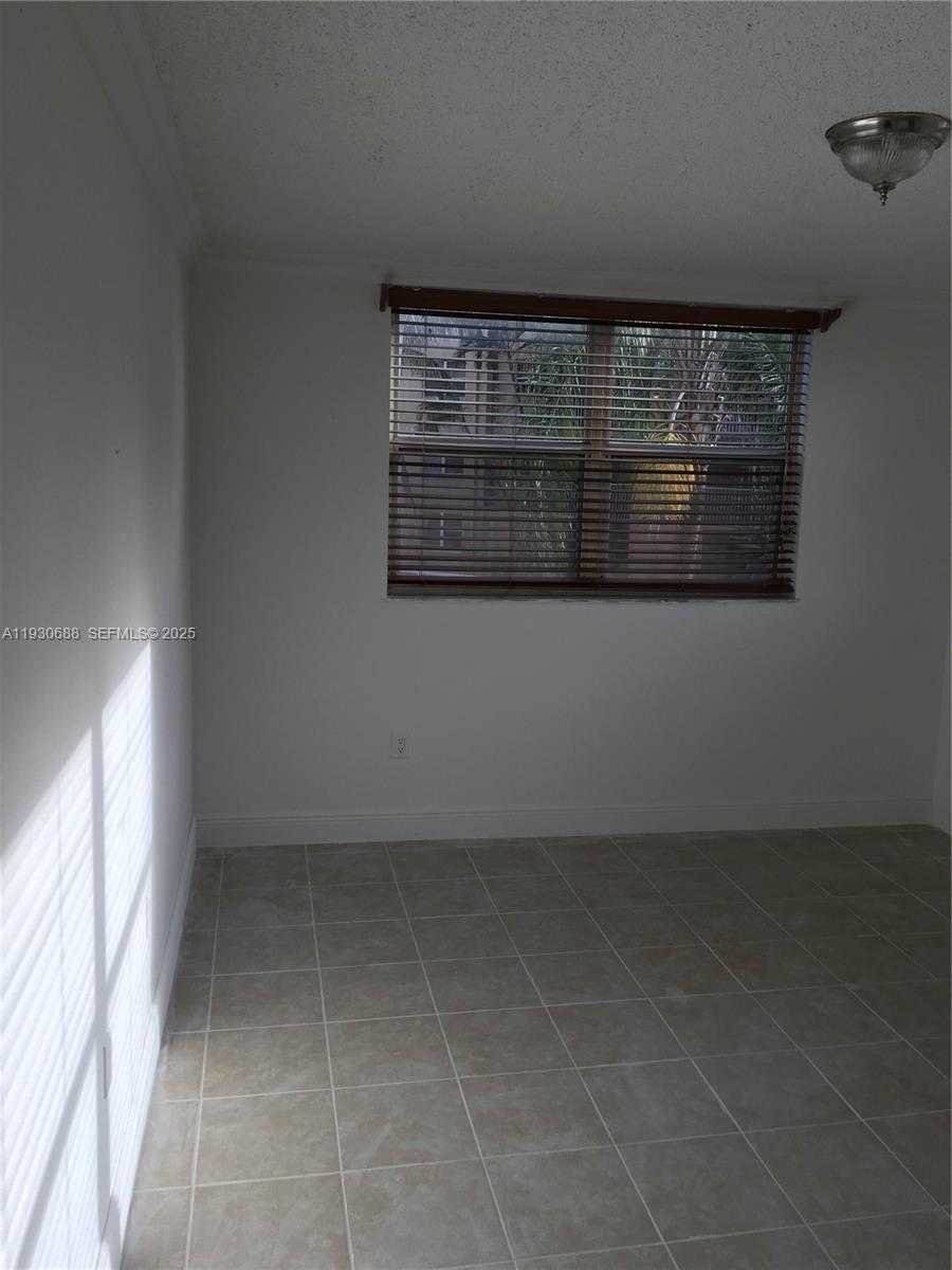Small Image of 8255 LAKE DR #206, Doral Number 7