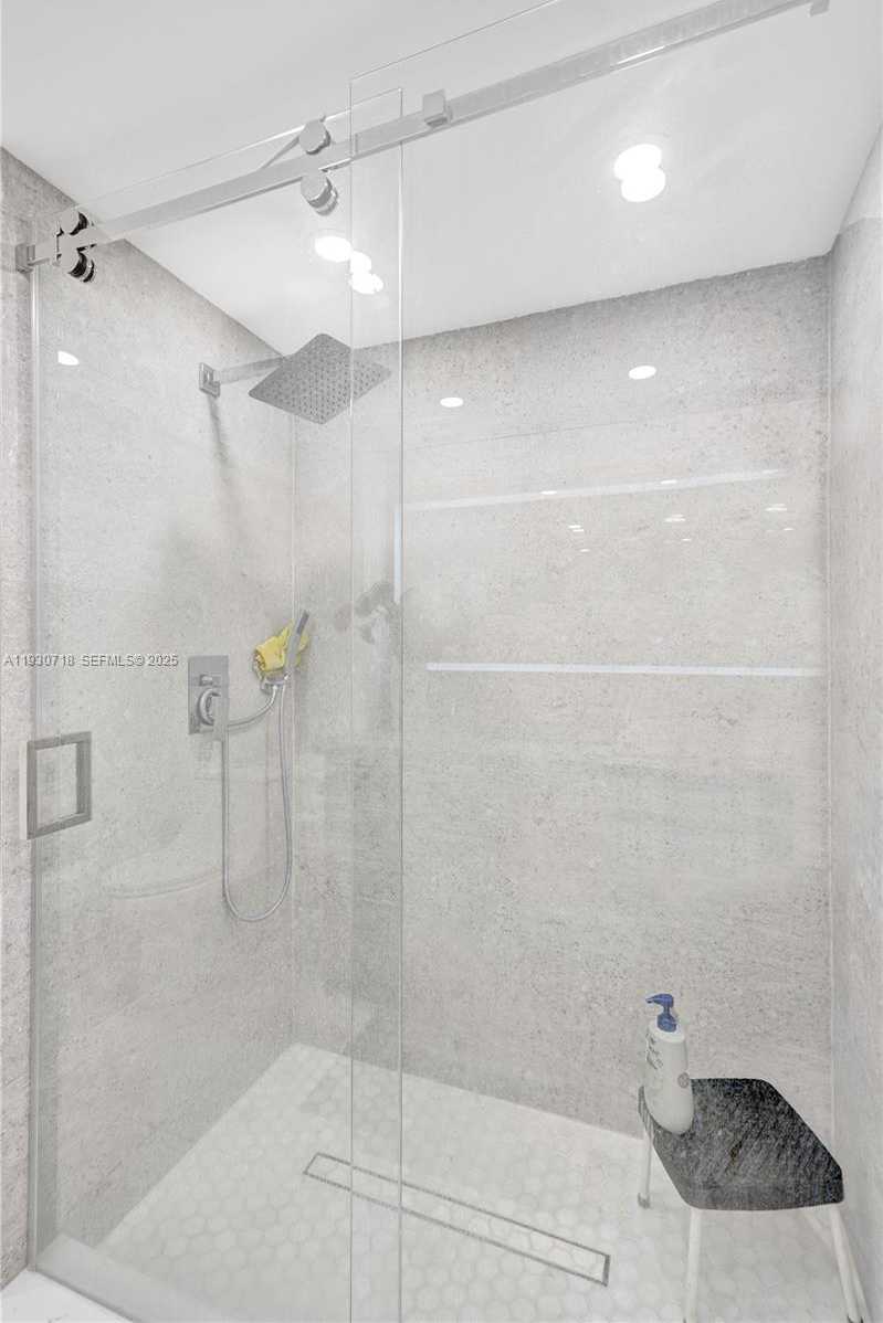 Small Image of 19355 TURNBERRY WAY #26E, Aventura Number 20