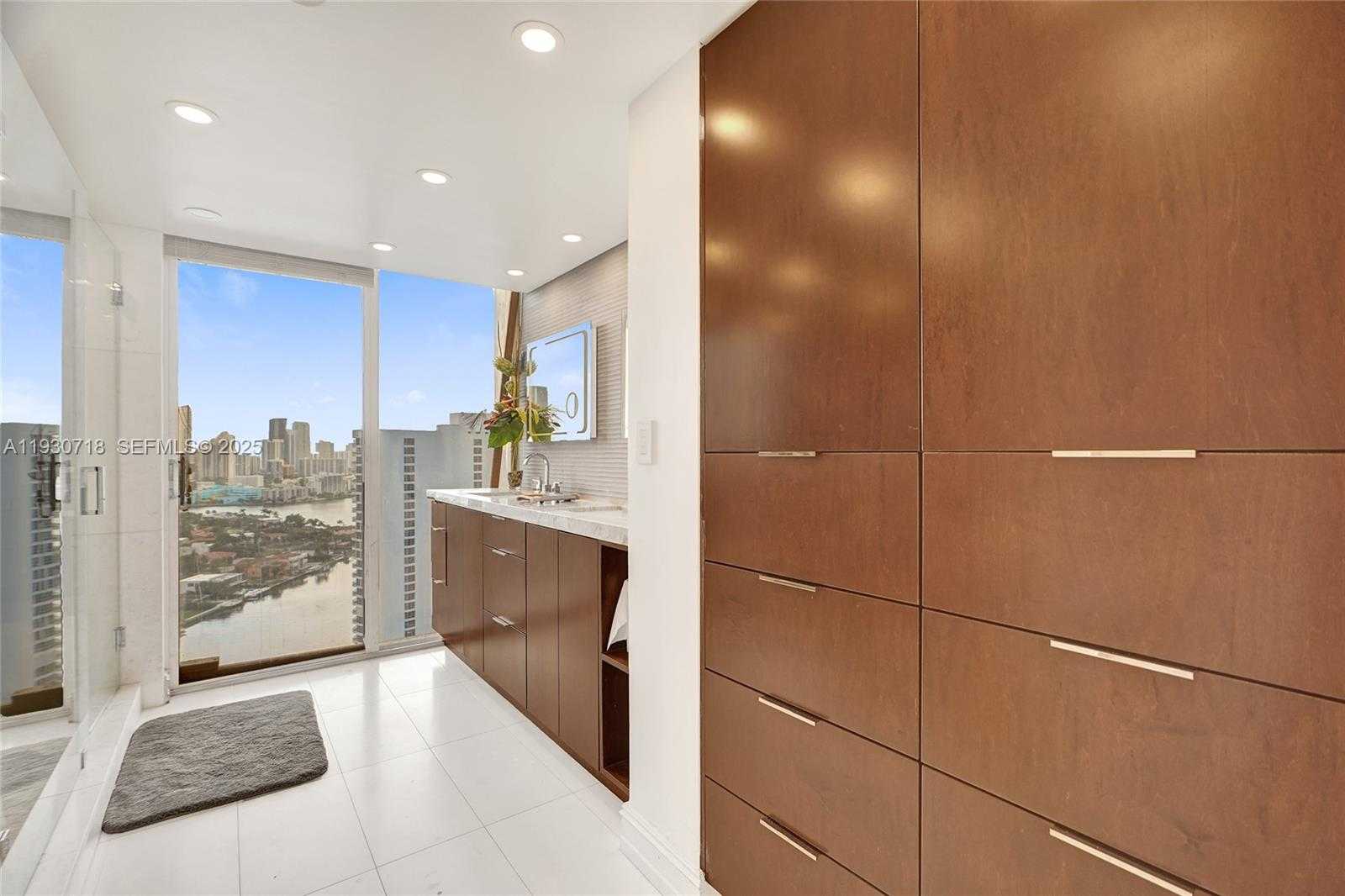 Small Image of 19355 TURNBERRY WAY #26E, Aventura Number 29