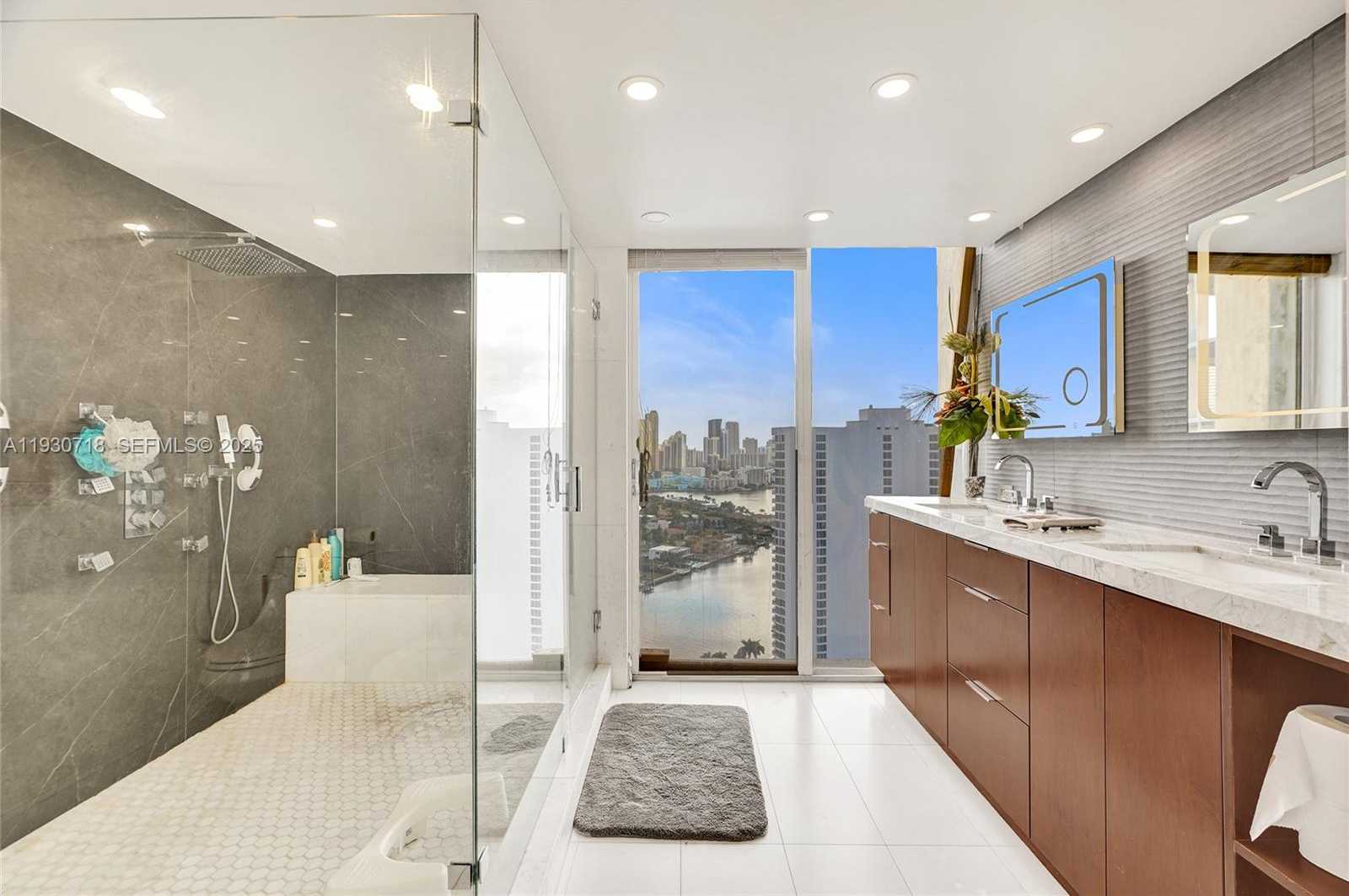 Small Image of 19355 TURNBERRY WAY #26E, Aventura Number 32