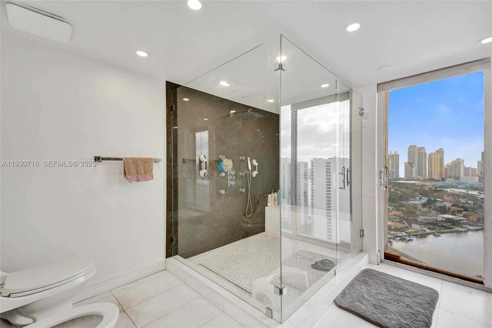 Small Image of 19355 TURNBERRY WAY #26E, Aventura Number 33