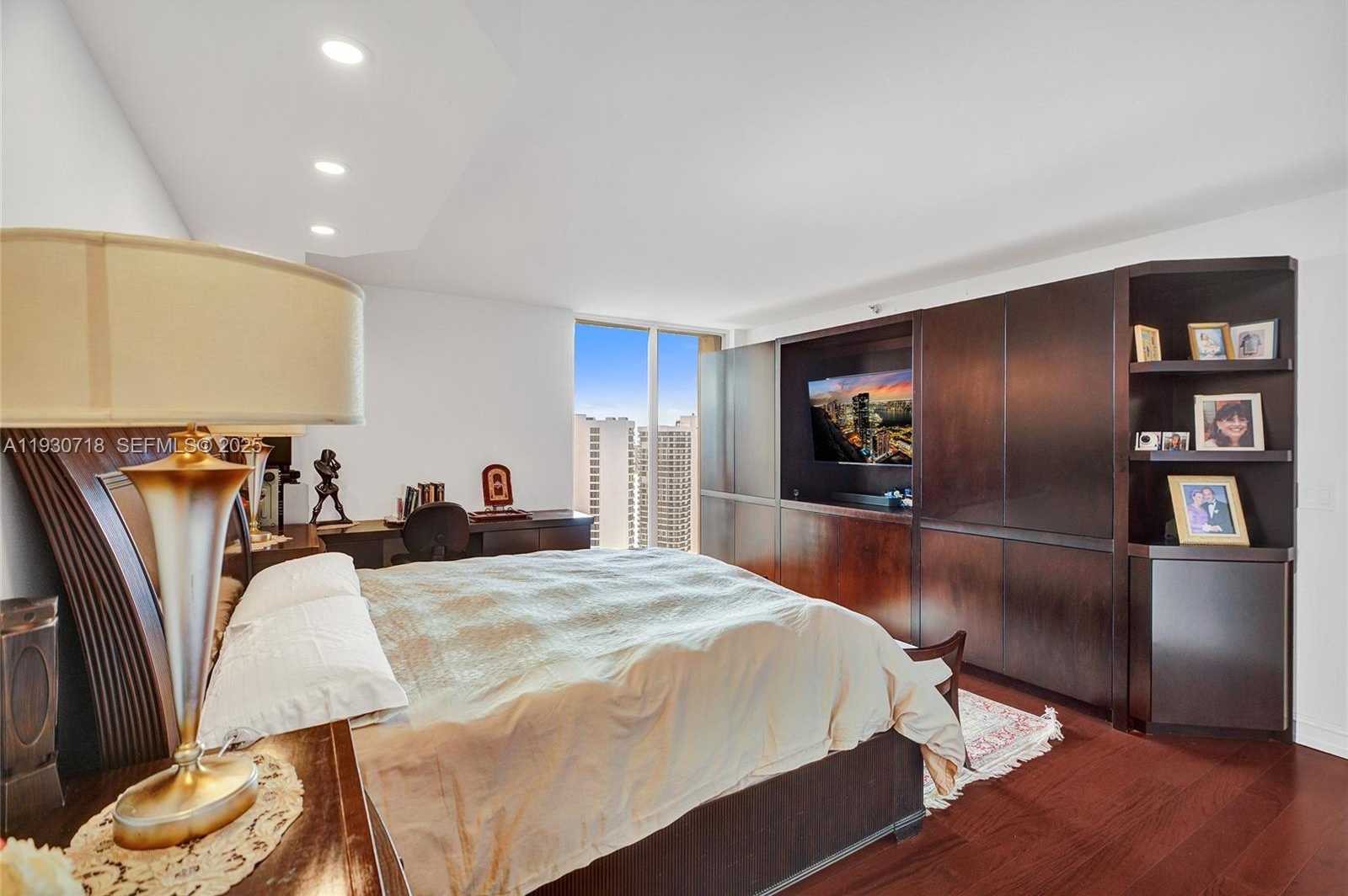 Small Image of 19355 TURNBERRY WAY #26E, Aventura Number 38