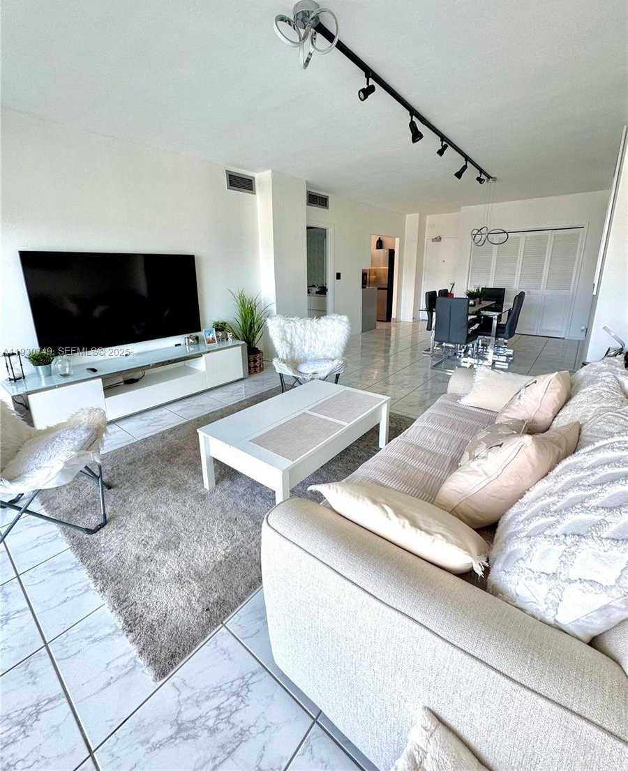 Small Image of 300 BAYVIEW DR #1603, Sunny Isles Beach Number 10