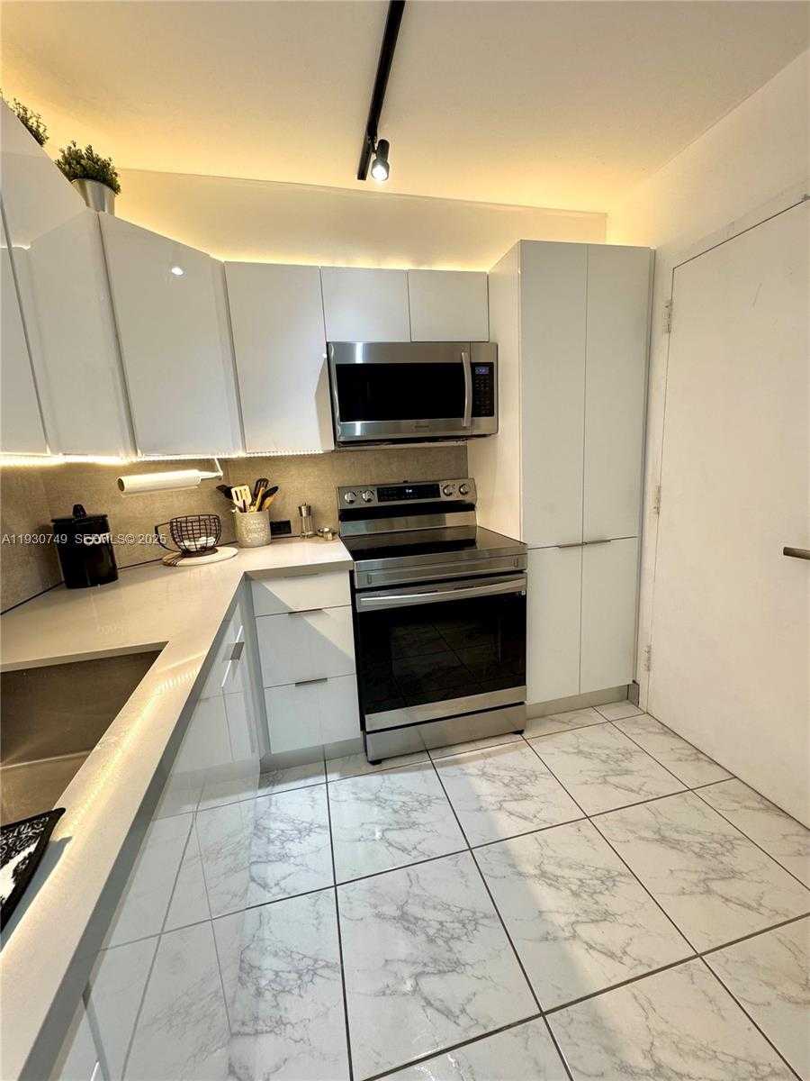 Small Image of 300 BAYVIEW DR #1603, Sunny Isles Beach Number 13