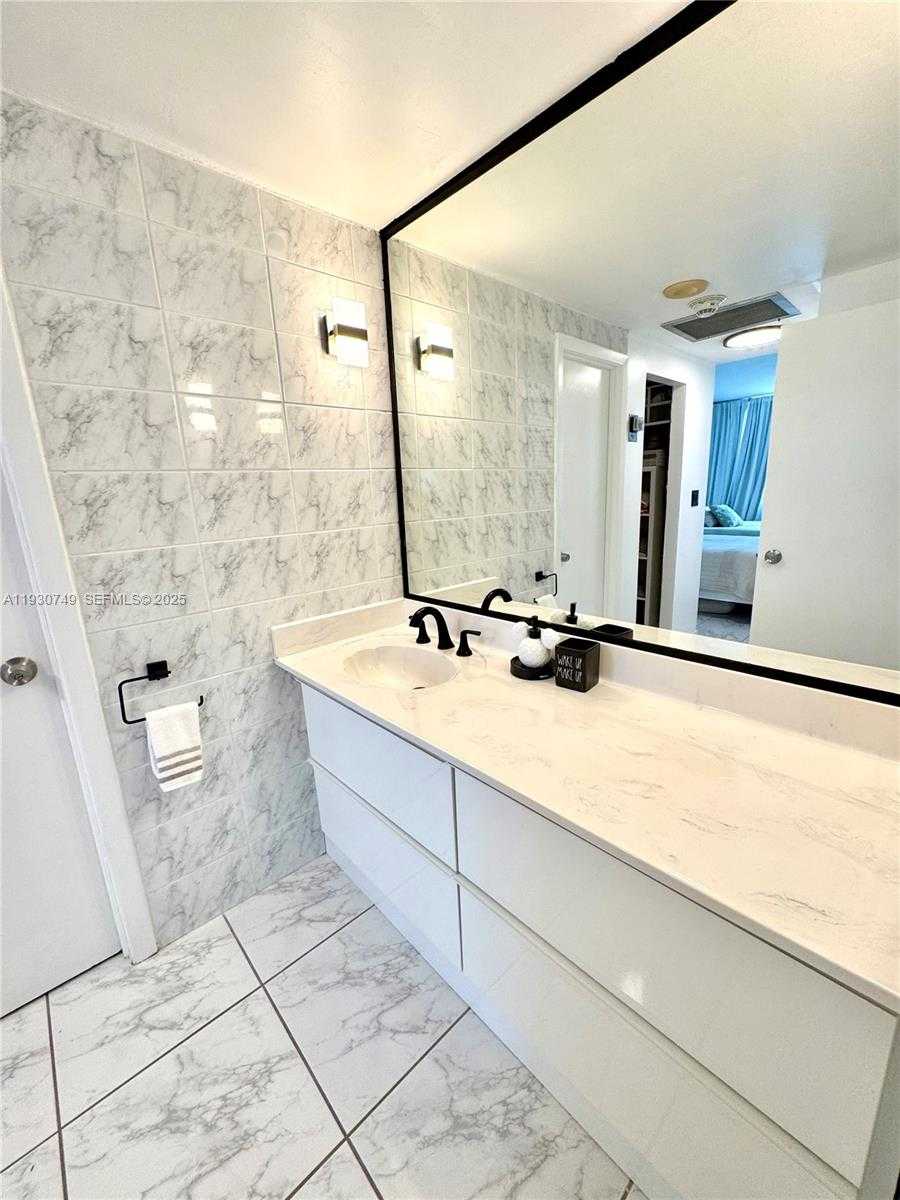 Small Image of 300 BAYVIEW DR #1603, Sunny Isles Beach Number 16
