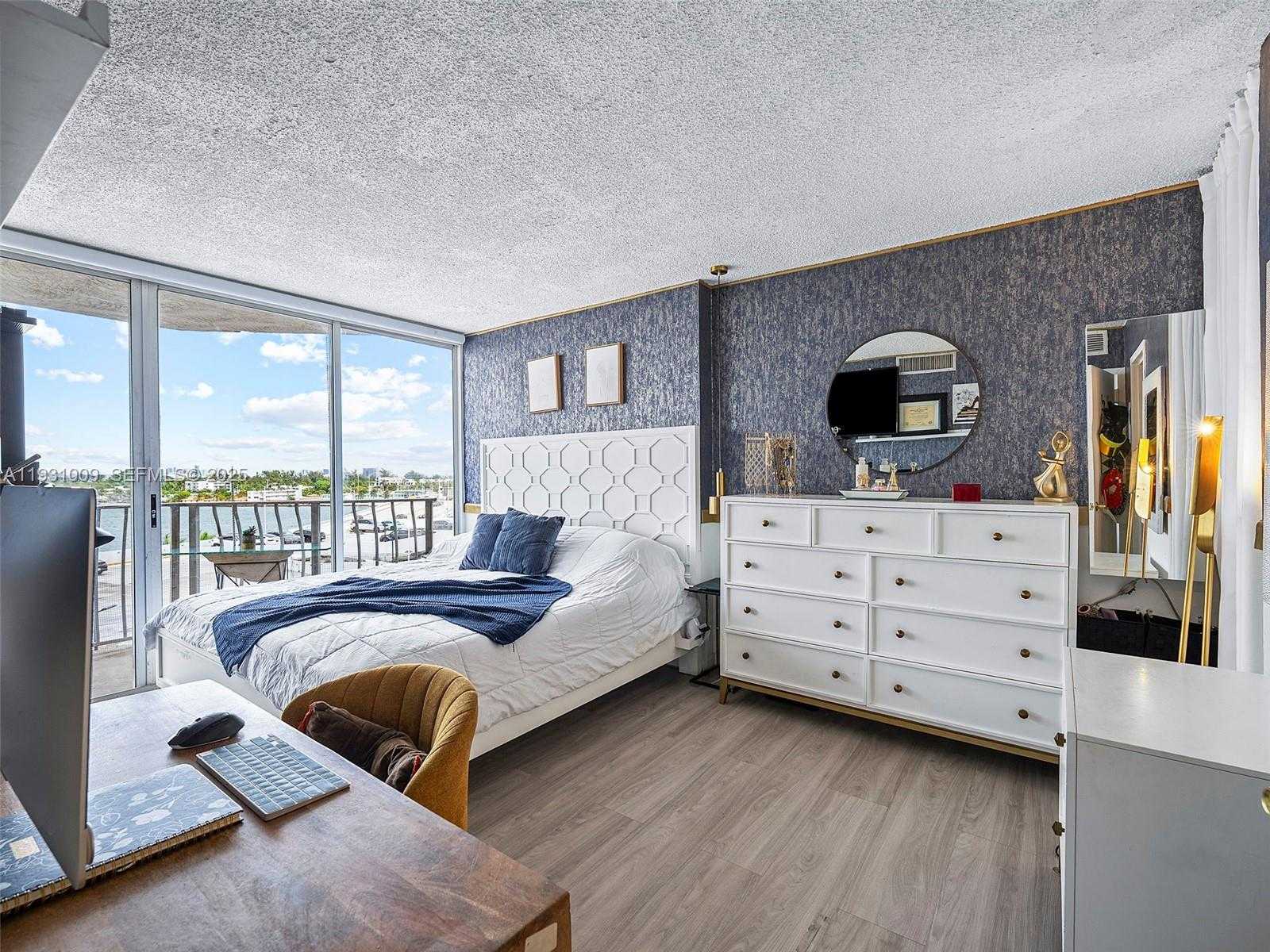 Small Image of 7601 EAST TREASURE DR #711, North Bay Village Number 4