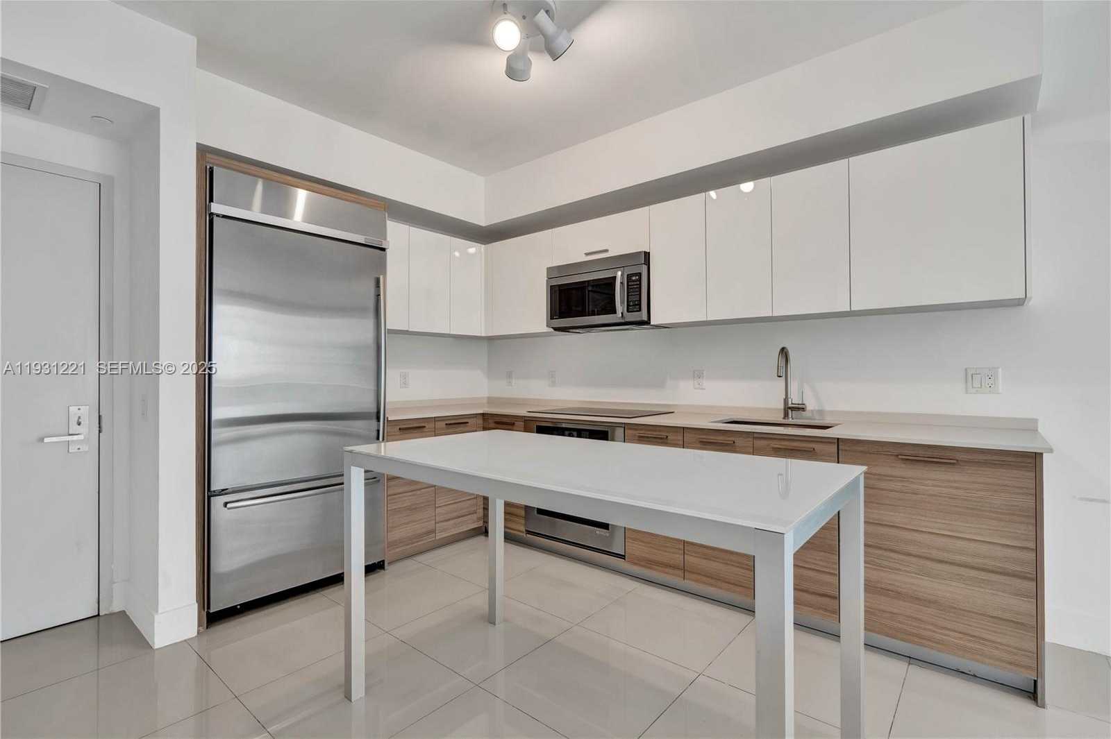 Small Image of 1300 BRICKELL BAY DR #1704, Miami Number 2