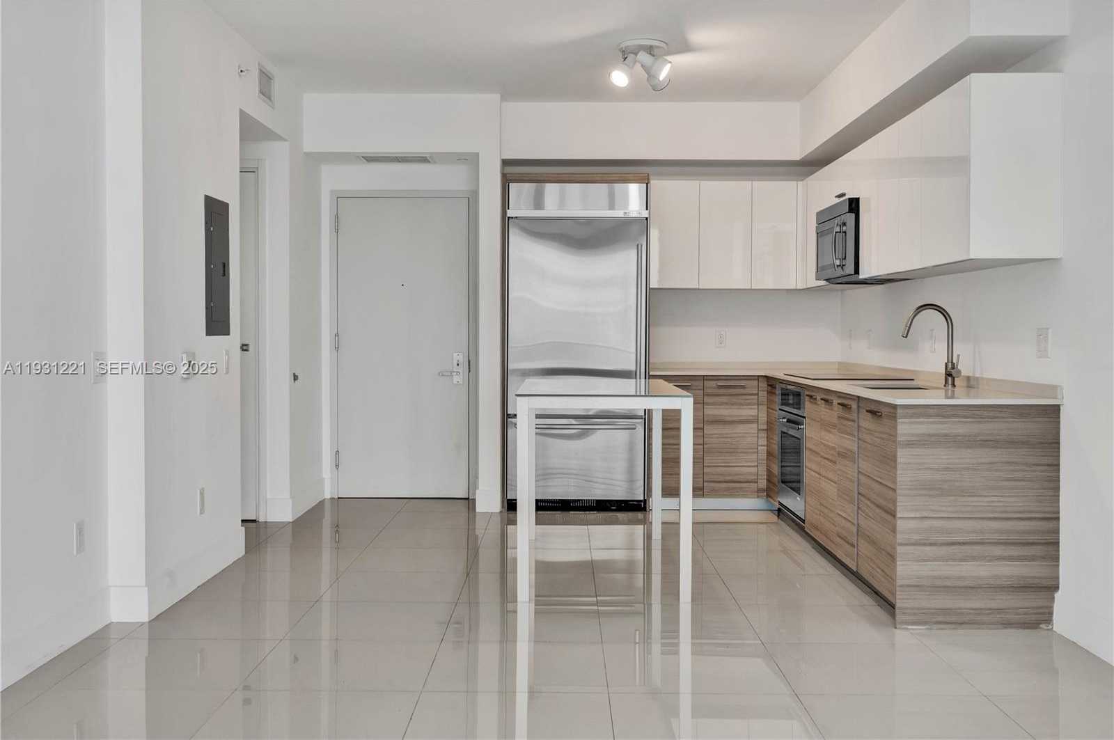 Small Image of 1300 BRICKELL BAY DR #1704, Miami Number 4