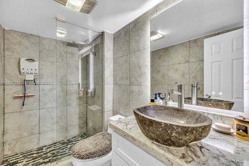 Small Image of 100 BAYVIEW DR #228, Sunny Isles Beach Number 19