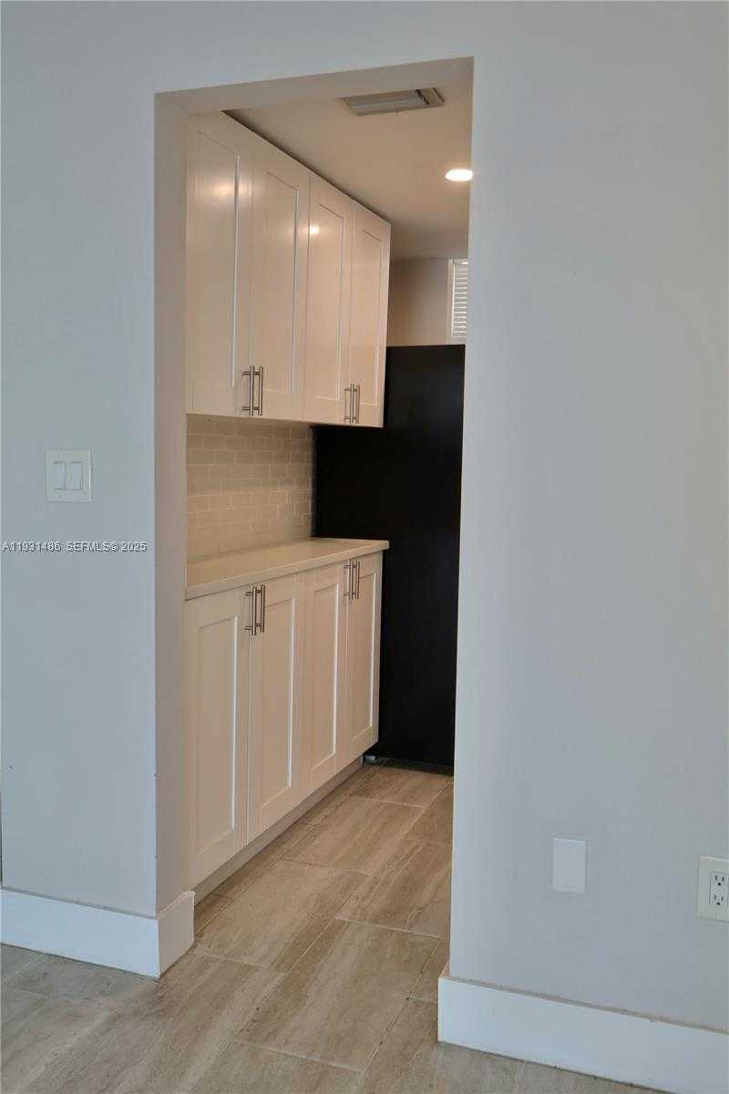 Small Image of 3000 MARCOS DR #P410, Aventura Number 11