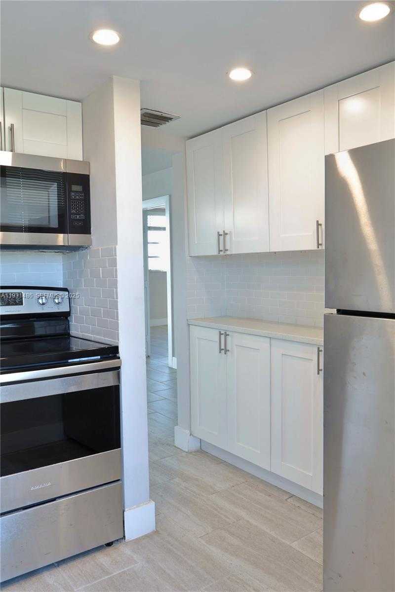 Small Image of 3000 MARCOS DR #P410, Aventura Number 4