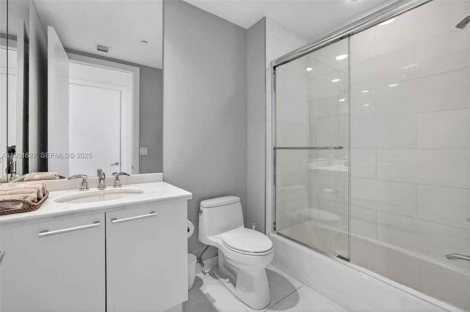 Small Image of 4100 ISLAND BLVD #2303, Aventura Number 31