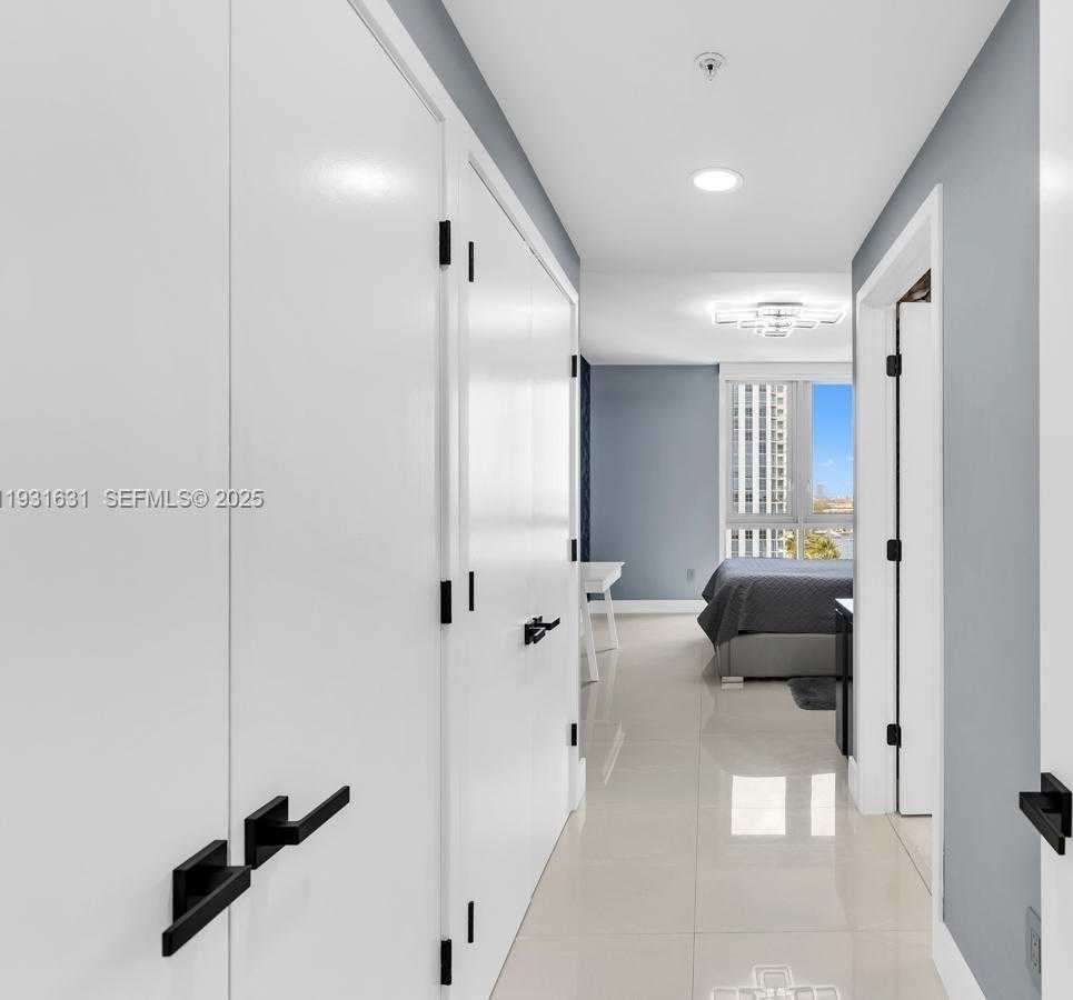 Small Image of 17111 BISCAYNE BLVD #909, North Miami Beach Number 29