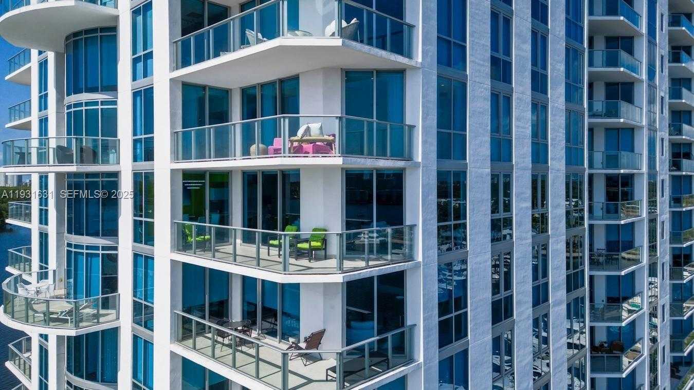 Small Image of 17111 BISCAYNE BLVD #909, North Miami Beach Number 3
