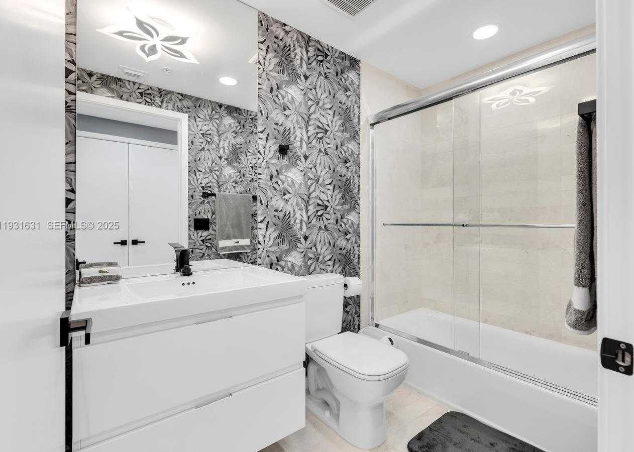 Small Image of 17111 BISCAYNE BLVD #909, North Miami Beach Number 32