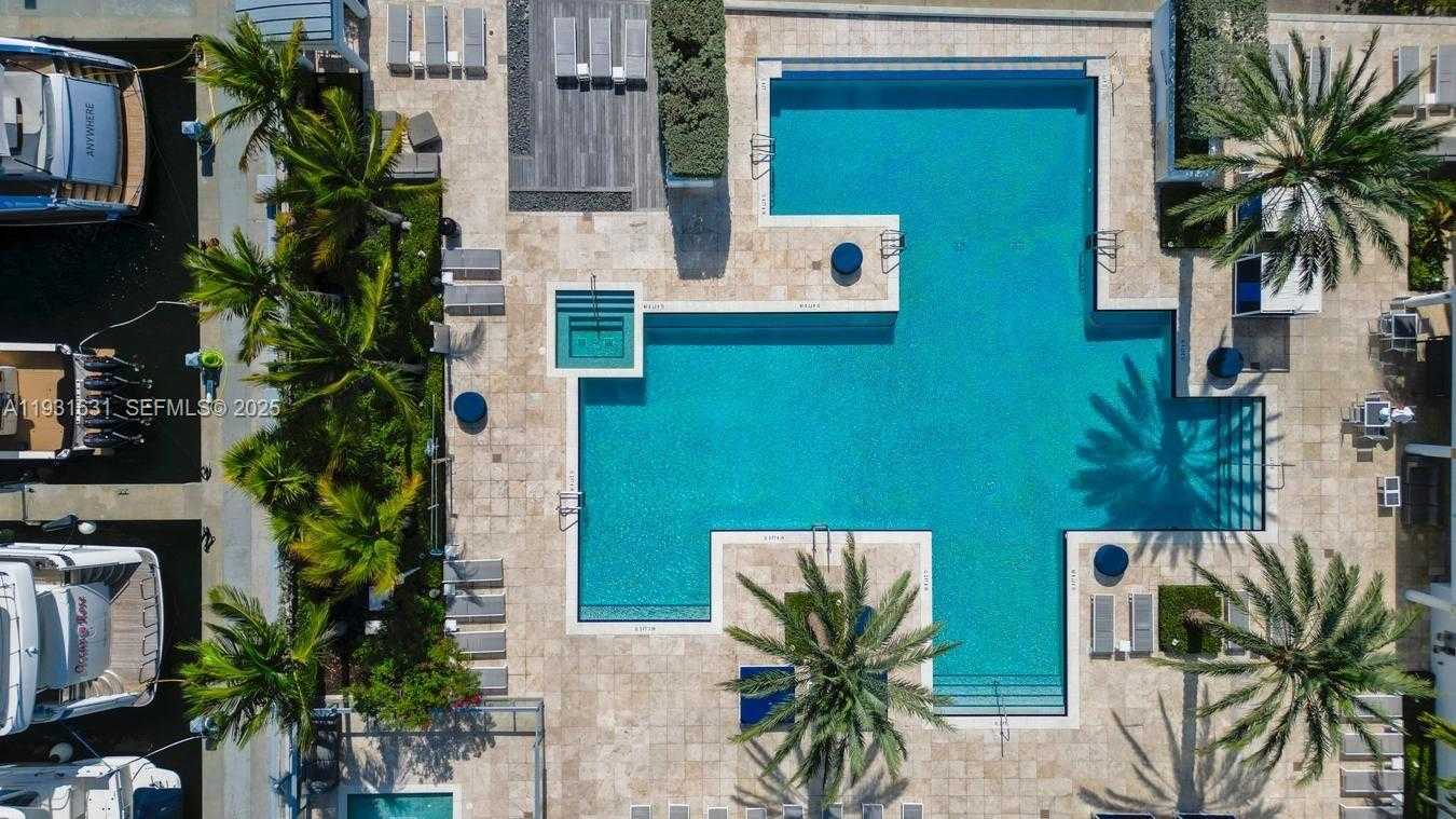 Small Image of 17111 BISCAYNE BLVD #909, North Miami Beach Number 4