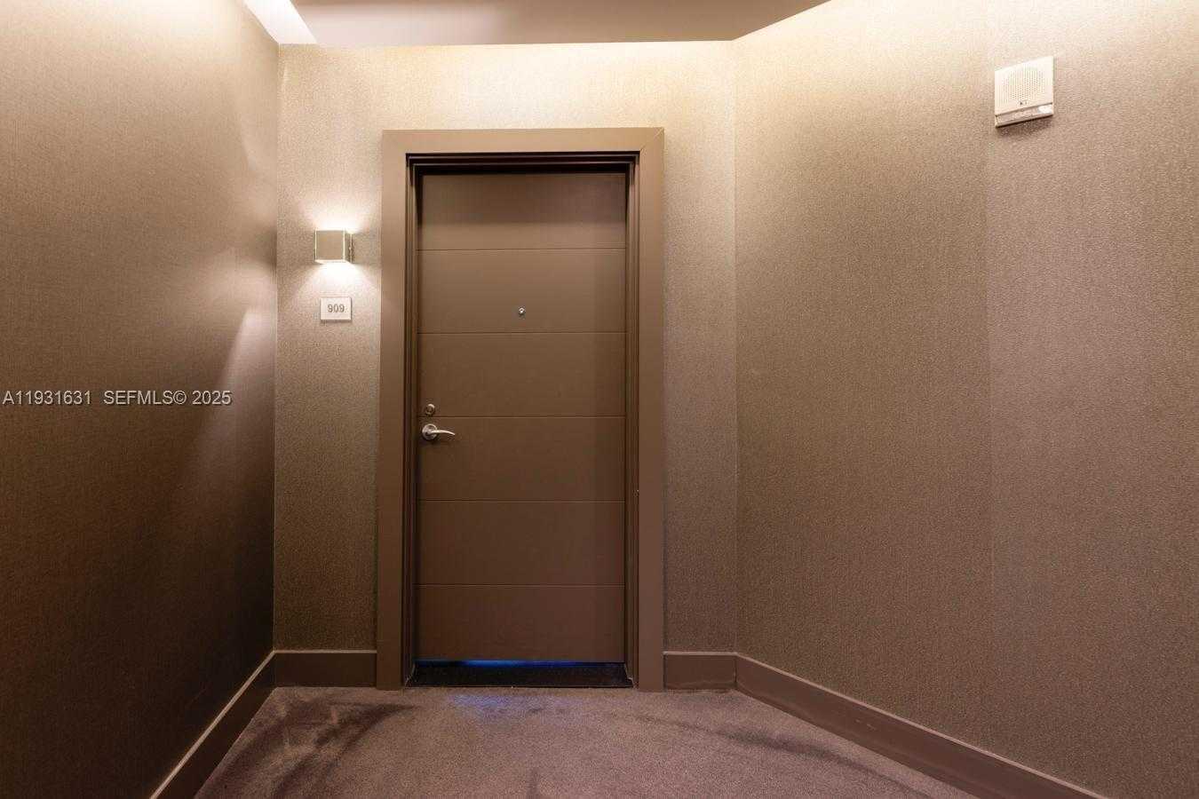 Small Image of 17111 BISCAYNE BLVD #909, North Miami Beach Number 6