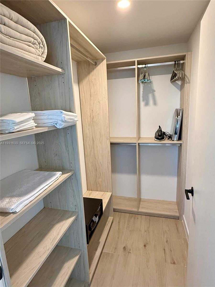 Small Image of 225 NORTH MIAMI AVE #1604, Miami Number 6