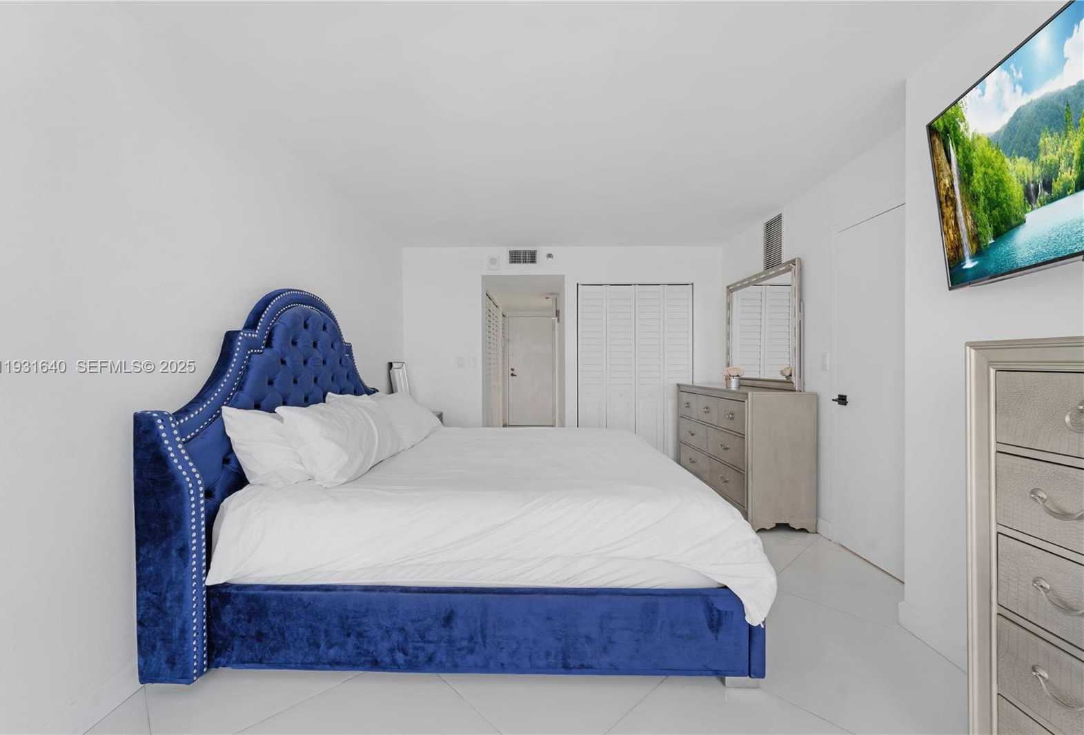 Small Image of 7601 EAST TREASURE DR #819, North Bay Village Number 9