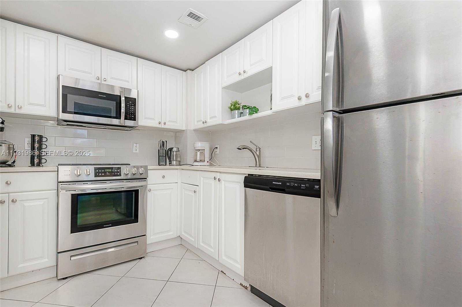 Small Image of 1965 SOUTH OCEAN DR #MR, Hallandale Beach Number 11