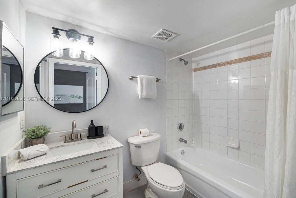 Small Image of 1200 BRICKELL BAY DR #2202, Miami Number 10