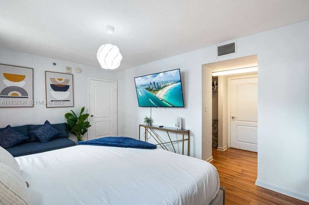 Small Image of 1200 BRICKELL BAY DR #2202, Miami Number 13