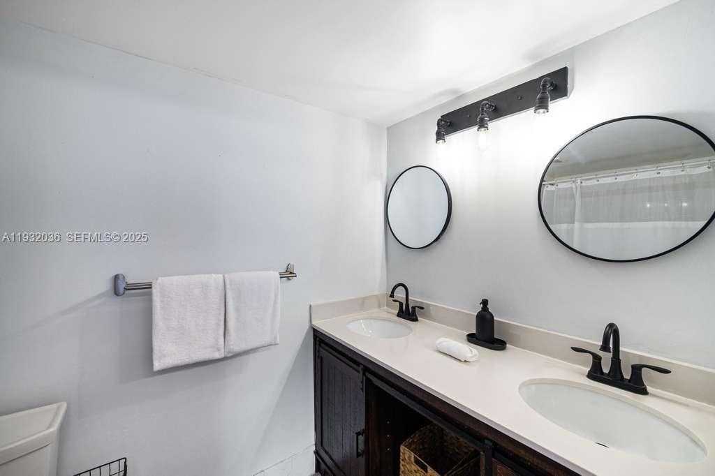 Small Image of 1200 BRICKELL BAY DR #2202, Miami Number 18