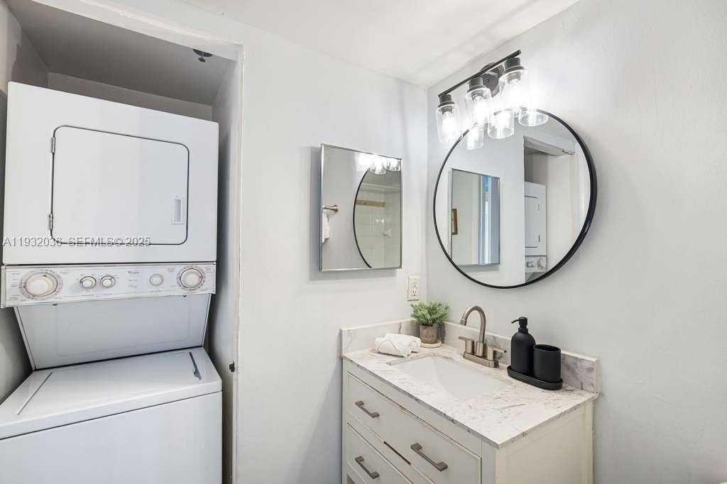 Small Image of 1200 BRICKELL BAY DR #2202, Miami Number 7