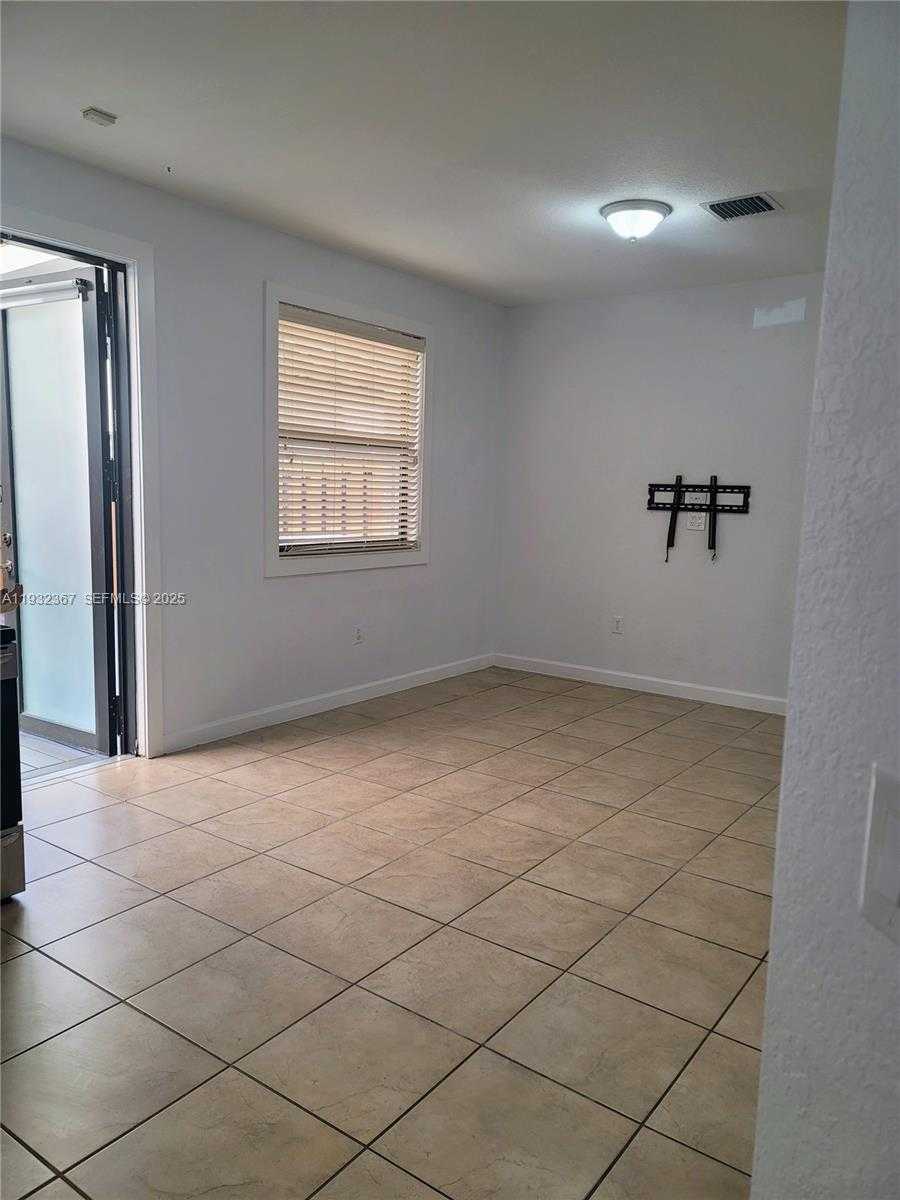 Small Image of 11858 SOUTH WEST 153RD CT, Miami Number 3