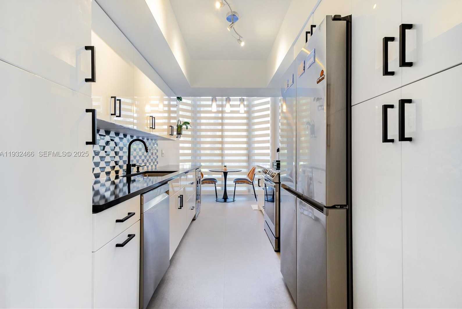 Small Image of 21205 YACHT CLUB DRIVE #304, Aventura Number 11