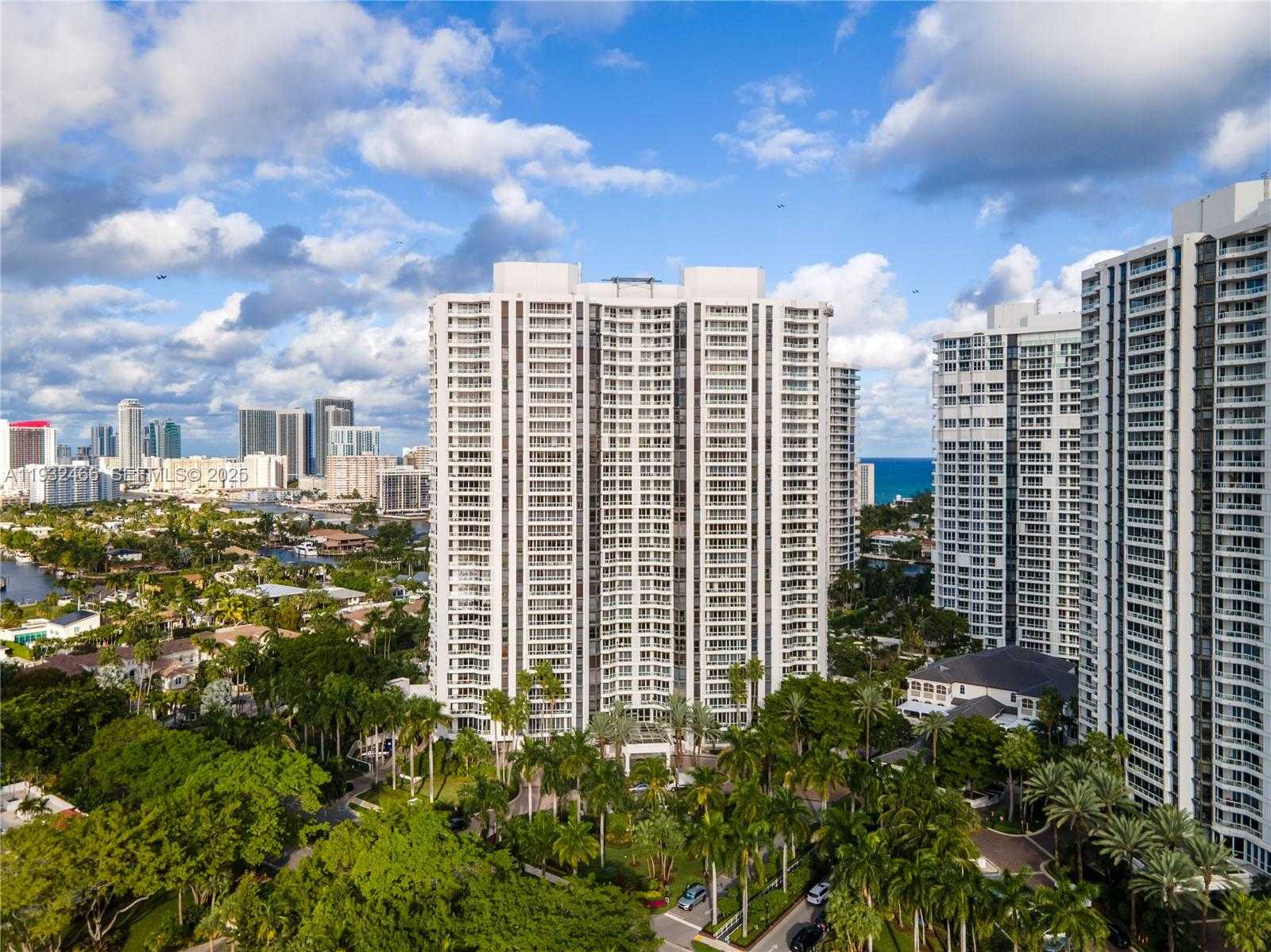 Small Image of 21205 YACHT CLUB DRIVE #304, Aventura Number 3