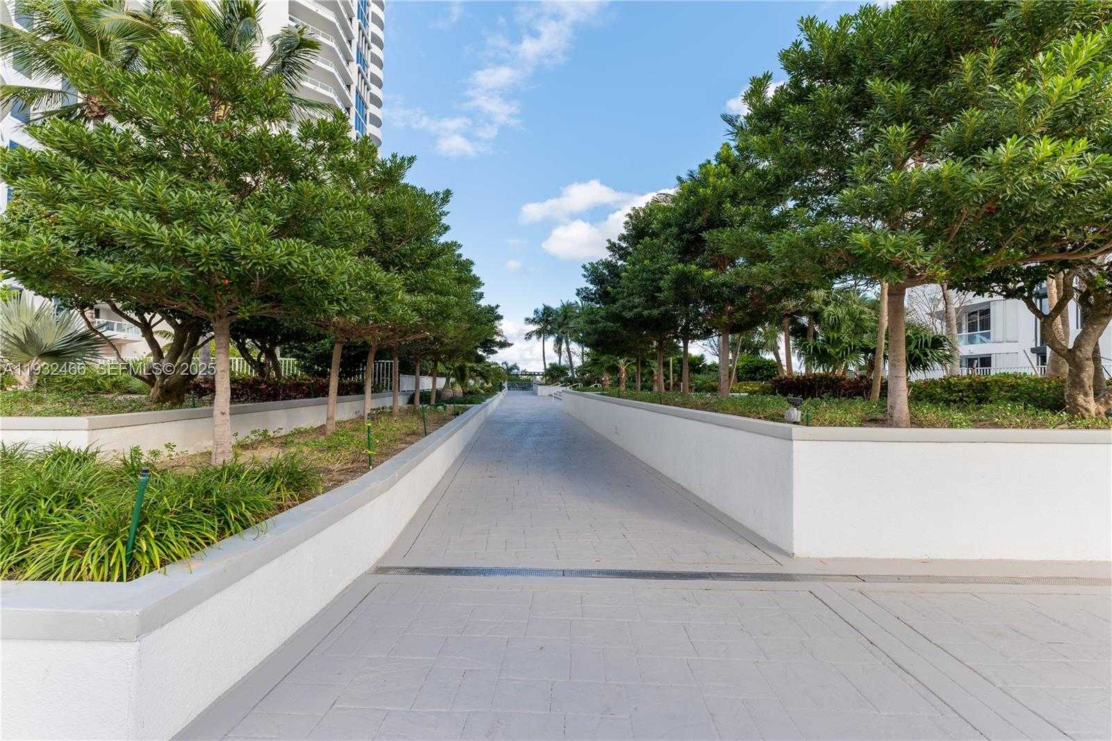 Small Image of 21205 YACHT CLUB DRIVE #304, Aventura Number 30