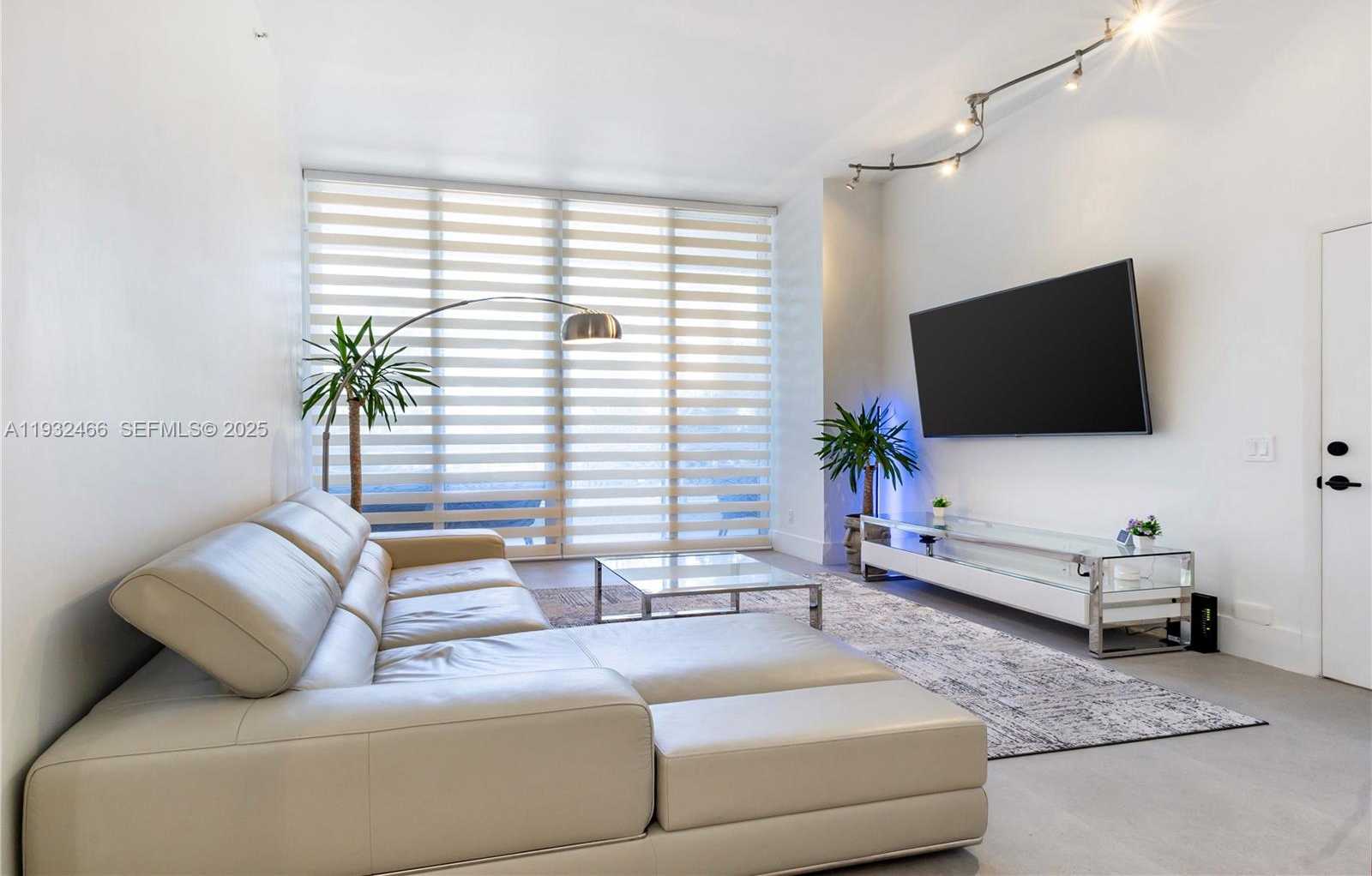 Small Image of 21205 YACHT CLUB DRIVE #304, Aventura Number 7