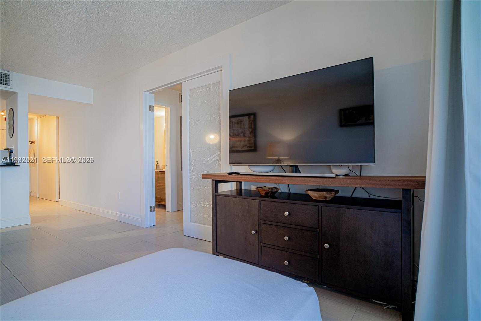 Small Image of 6801 HARDING AVE #301, Miami Beach Number 3