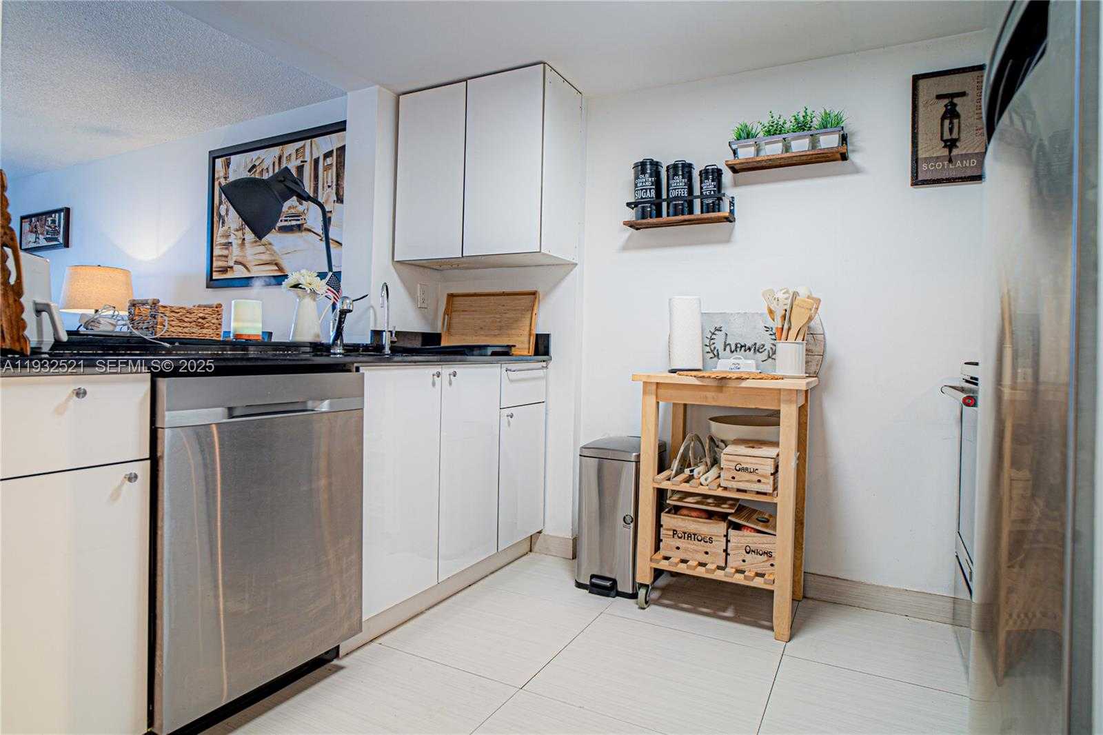 Small Image of 6801 HARDING AVE #301, Miami Beach Number 4