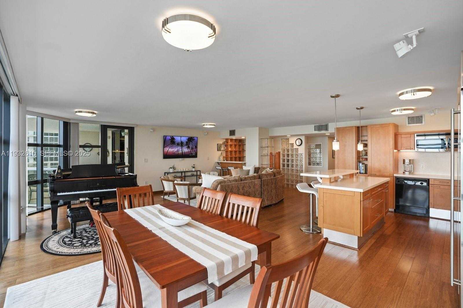 Small Image of 6423 COLLINS AVE #1005, Miami Beach Number 4