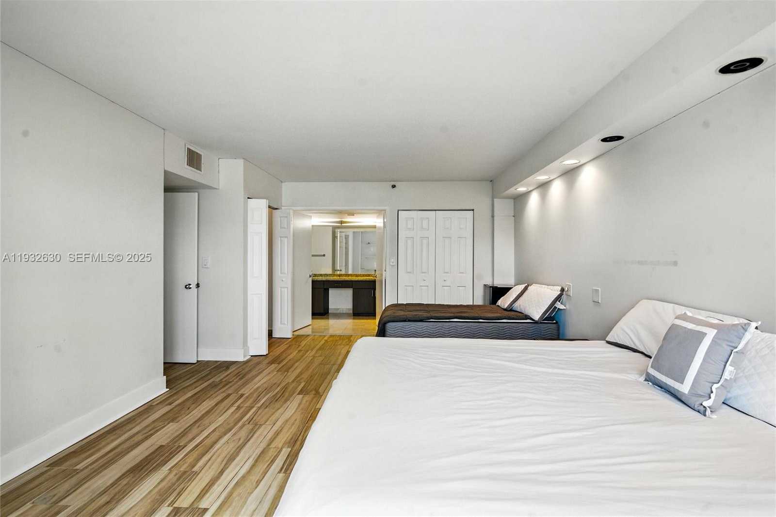 Small Image of 3600 MYSTIC POINTE DR #305, Aventura Number 12