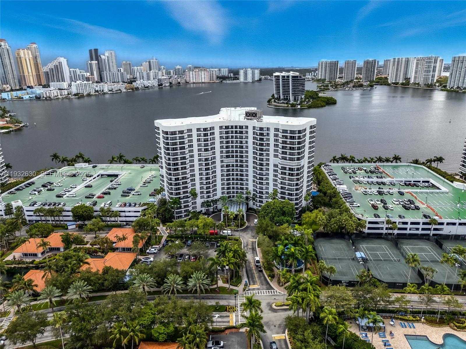 Small Image of 3600 MYSTIC POINTE DR #305, Aventura Number 2