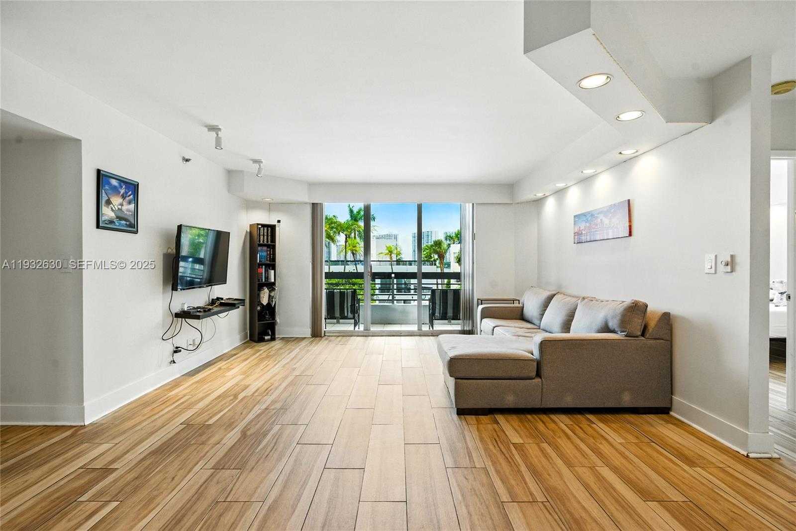 Small Image of 3600 MYSTIC POINTE DR #305, Aventura Number 5