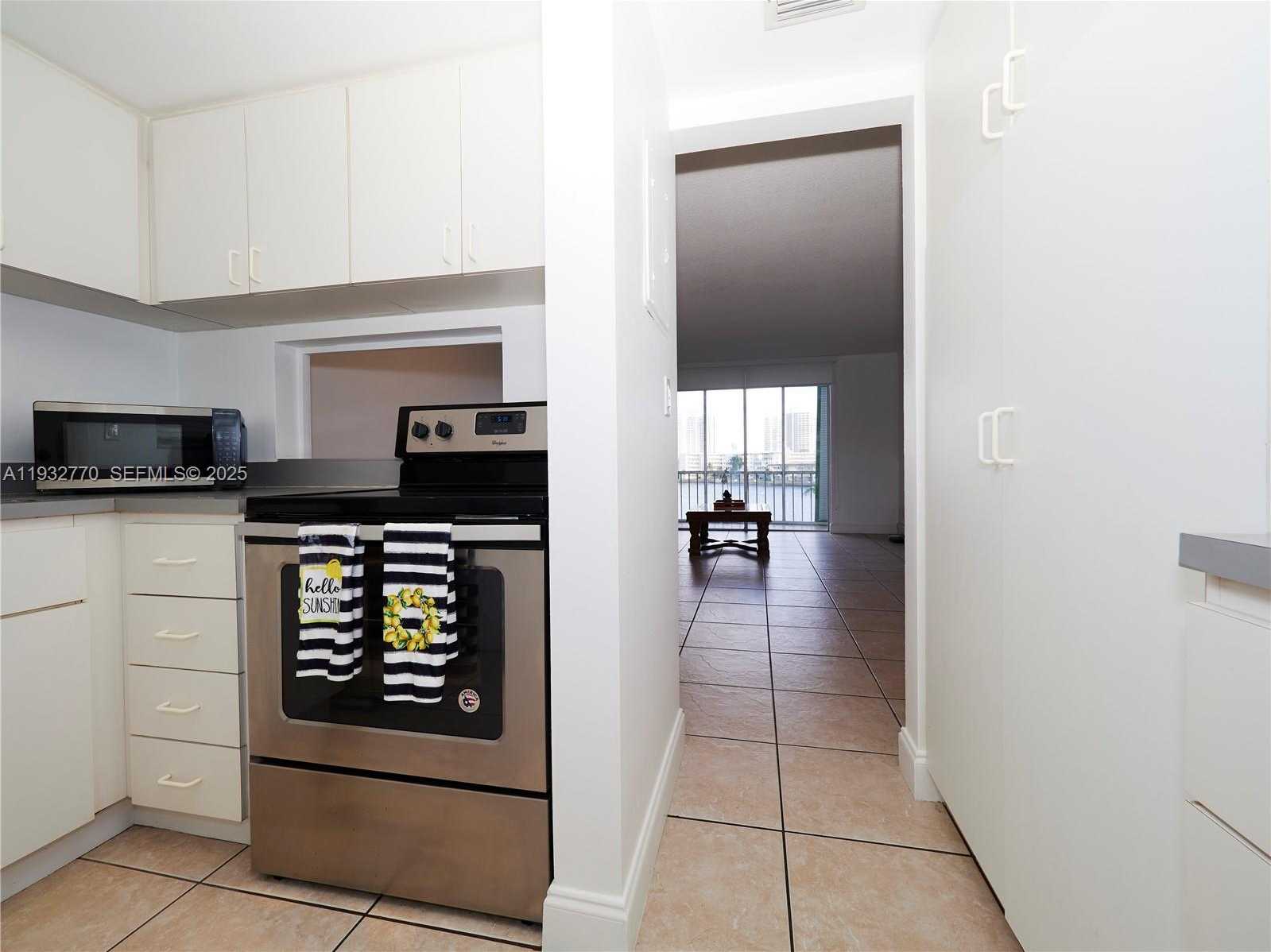 Small Image of 2861 LEONARD DR #F412, Aventura Number 5