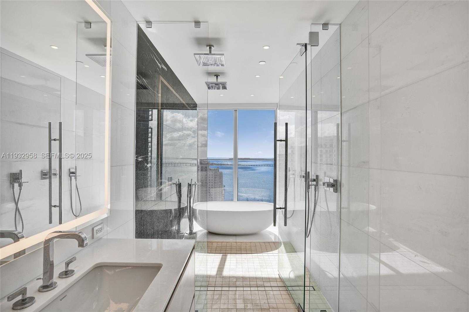 Small Image of 300 BISCAYNE BOULEVARD WAY #3304C, Miami Number 11