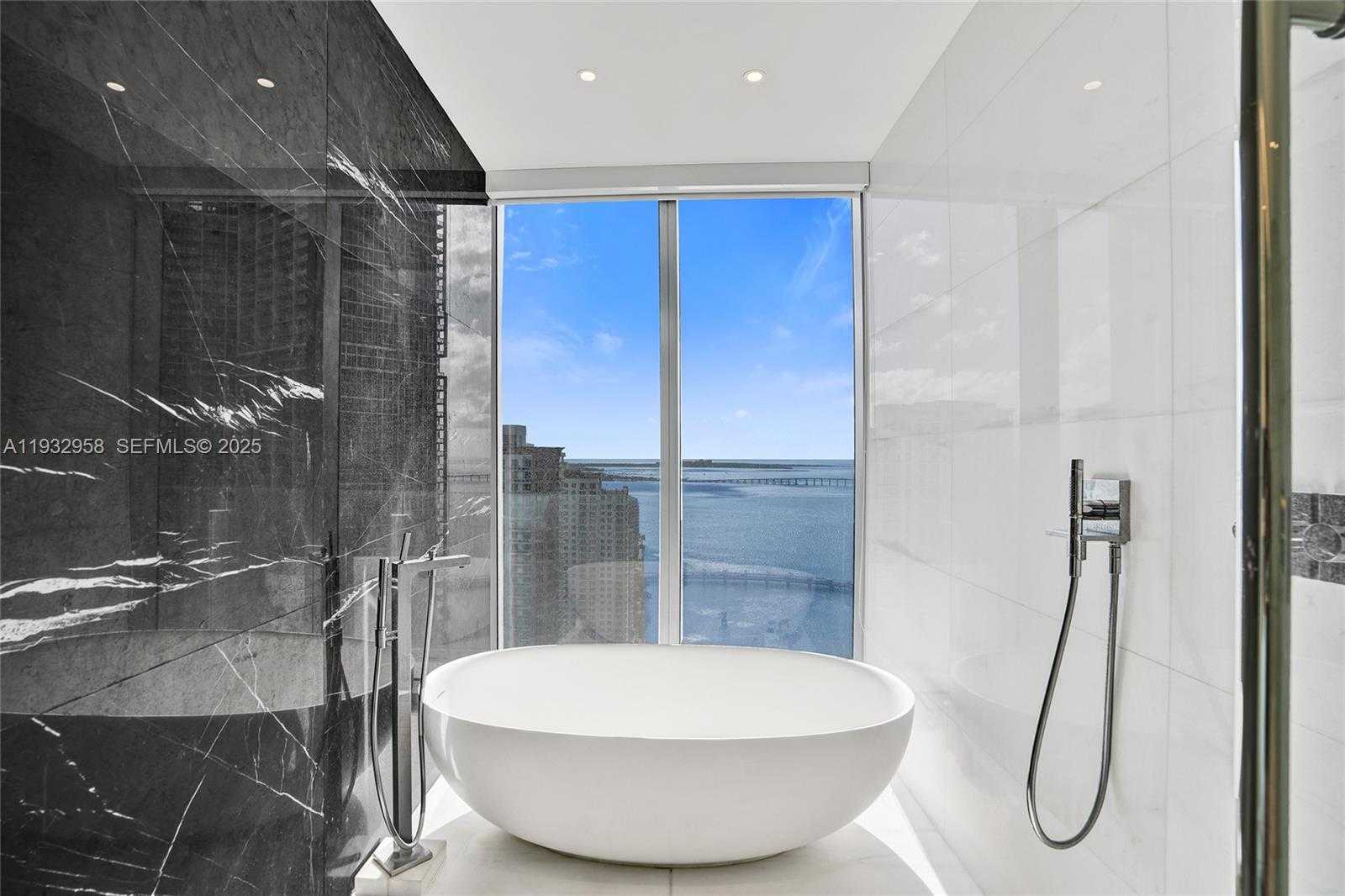 Small Image of 300 BISCAYNE BOULEVARD WAY #3304C, Miami Number 12