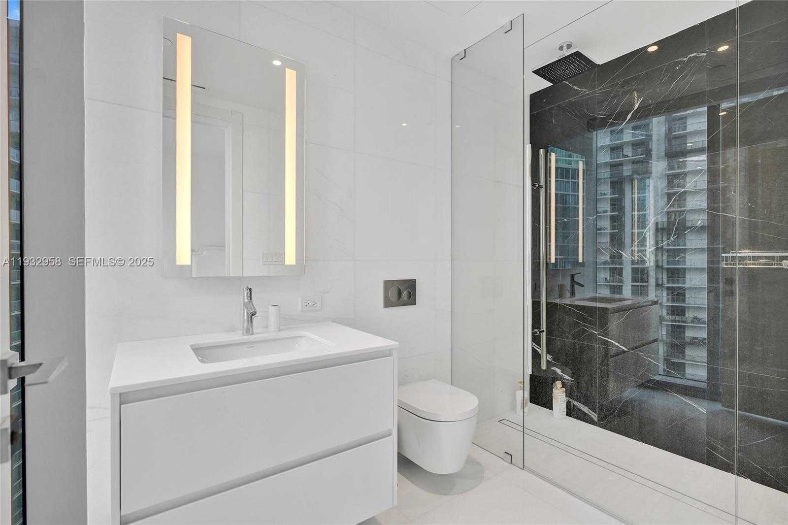 Small Image of 300 BISCAYNE BOULEVARD WAY #3304C, Miami Number 15