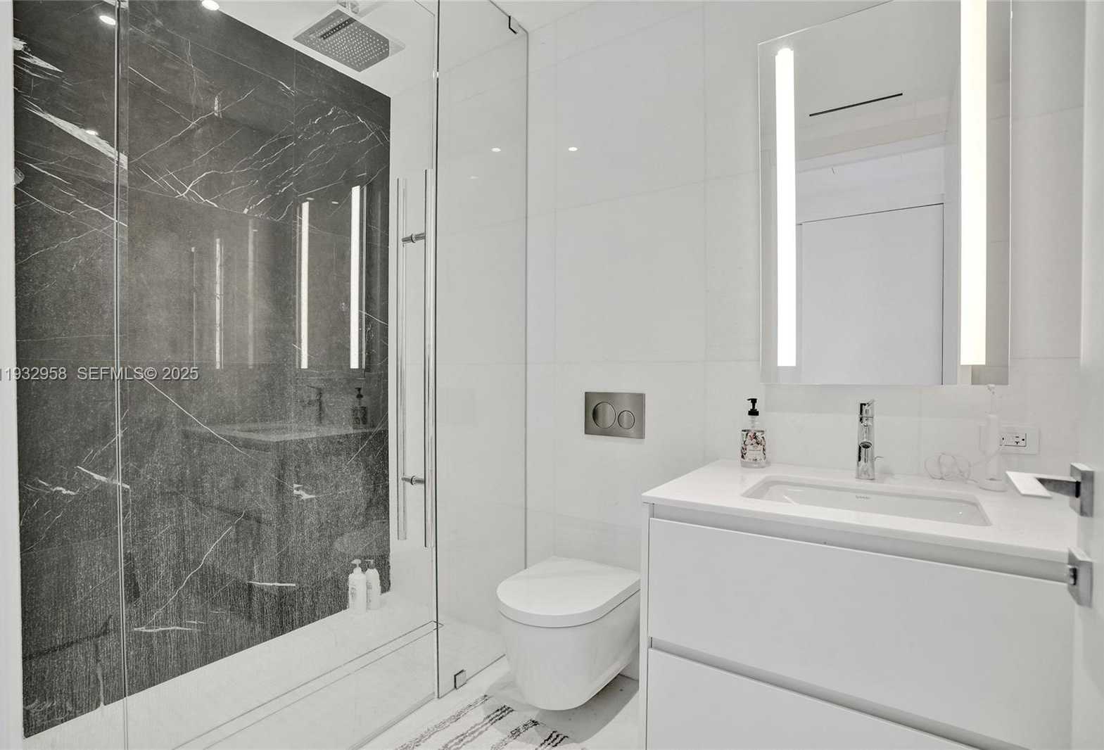 Small Image of 300 BISCAYNE BOULEVARD WAY #3304C, Miami Number 17