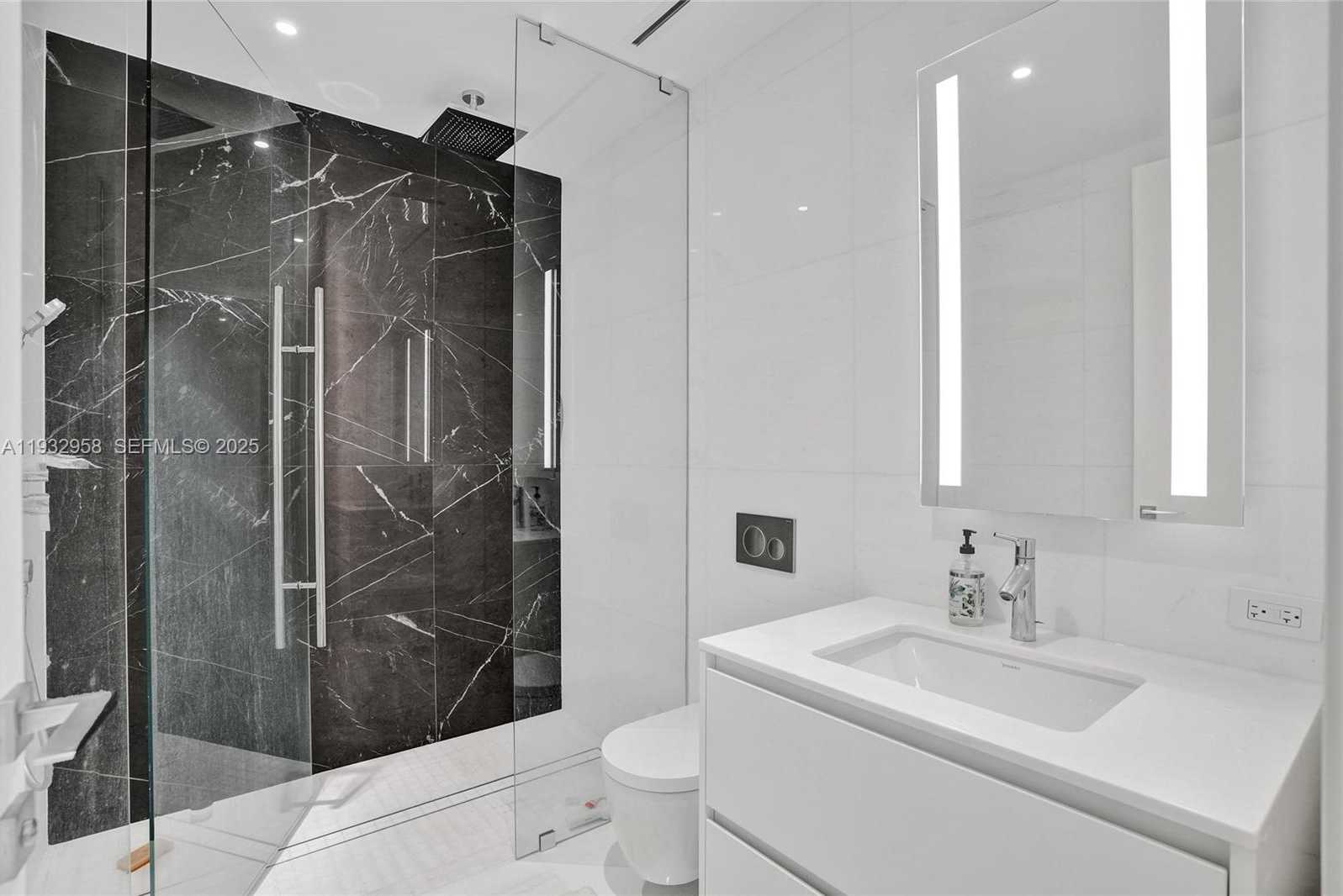 Small Image of 300 BISCAYNE BOULEVARD WAY #3304C, Miami Number 20