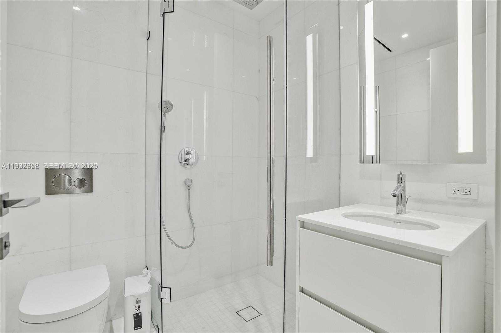 Small Image of 300 BISCAYNE BOULEVARD WAY #3304C, Miami Number 22