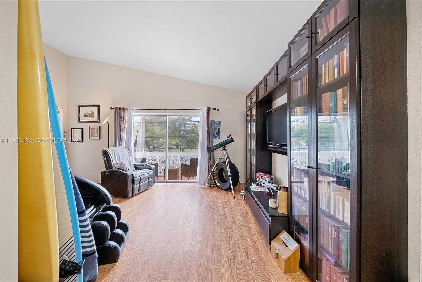 Small Image of 8040 TATUM WATERWAY DR #11, Miami Beach Number 16